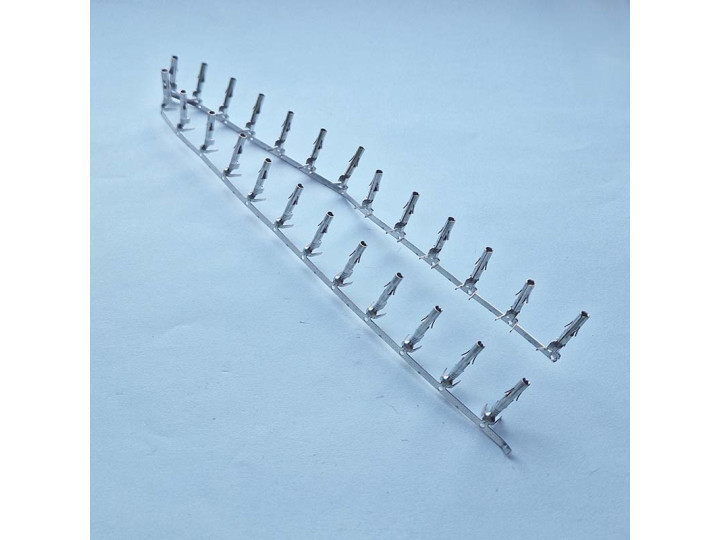 Pin's femelle VENDU PAR 25